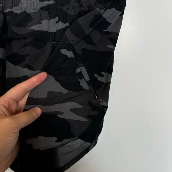 Athleta Printed Mesh Pacer Run Shorts 4” Camo Print Size Medium - Picture 6 of 6